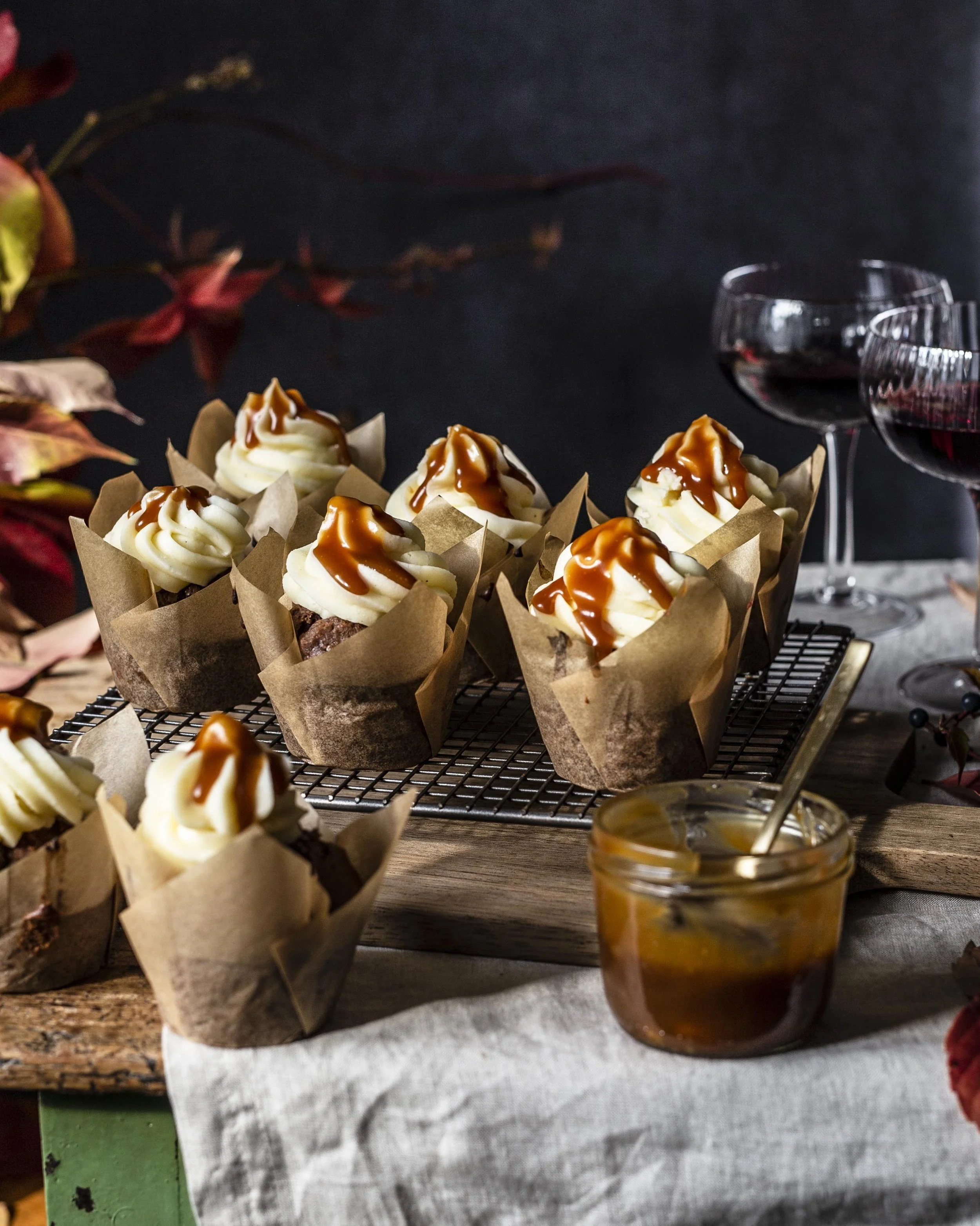 Einfache Schoko-Cupcakes mit Traubengeleefüllung, Buttercreme Frosting ...